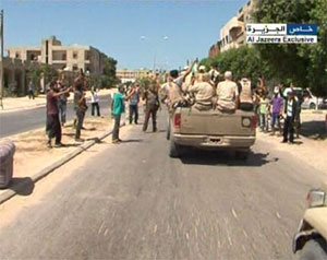 غارات بطرابلس والانتقالي ينفي التفاوض 