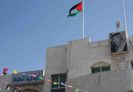 علم الأردن على بلدية الرمثا بدون لون أبيض ( صور و فيديو ) علم الأردن على بلدية الرمثا بدون لون أبيض ( صور و فيديو )