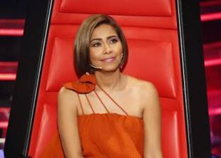 بالفيديو : شيرين تصوّت بحذاءها لمشترك جزائري في The Voice