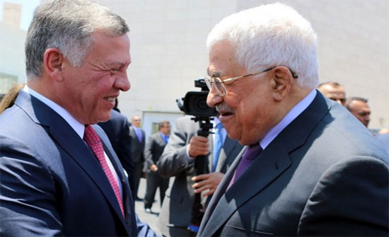 ماذا فعل الملك في طائرته أثناء توجهه لرام الله؟ (صور) ماذا فعل الملك في طائرته أثناء توجهه لرام الله؟ (صور)
