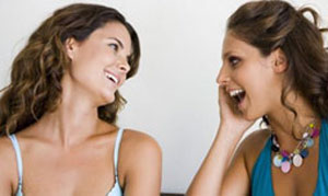 المرأة تقضي 5 ساعات باليوم تتحدث عن نفسها