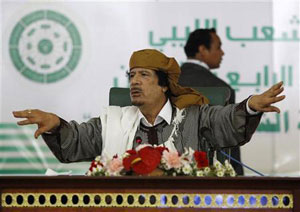 القذافي يفر من معقله في طرابلس ويتعهد بالقتال حتى النهاية