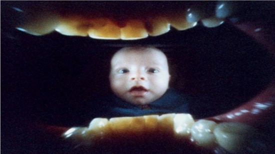 مصور يلتقط الصور باستخدام فكيه.. والنتائج مذهلة