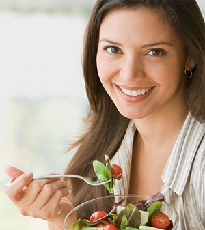 أفضل 10 أطعمة للتمتع بشعر صحي