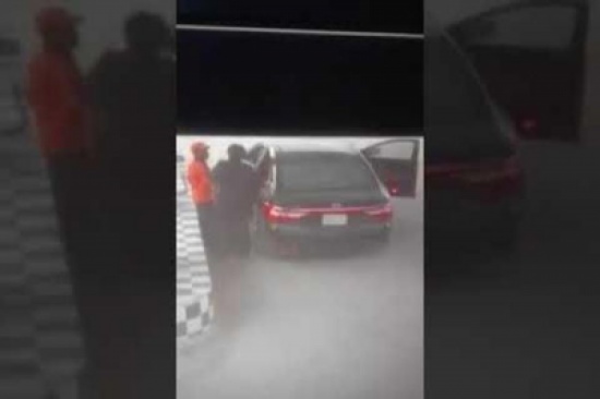 فيديو صادم لشباب يخطفون عامل محطة وقود في سيارة..