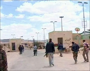 آلاف الليبيين يجتازون الحدود مع تونس