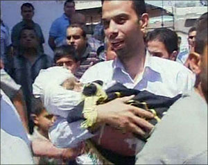 الاحتلال يصعد بغزة بسبب أزمته الداخلية 