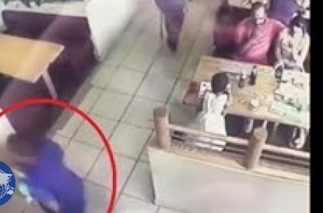 بالفيديو….رجل يخطف طفلا في 10 ثوان فقط