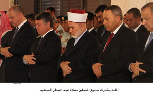الملك يشارك في صلاة العيد وثم غادر الى فرنسا  (صور)
