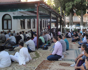 مسلمو اليونان يغيثون الصوماليين 