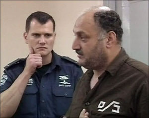 إسرائيل تمنع علاوي من لقاء محاميه