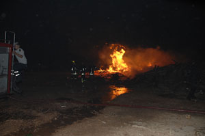 إخماد حريقان شبا في ساحتي تخزين بمنطقة سحاب 