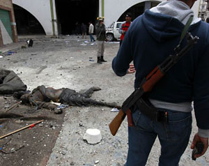 محتجزون بليبيا توفوا اختناقا في حاويات