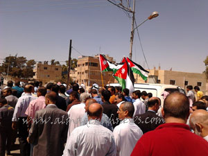 مسيرة في الطفليلة تطالب بالاستعاضة  عن الدستور بالقران وبالكرك حل المجلس ومحاكمة المفسدين