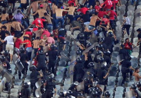 اشتباكات بين الأمن المصري ومشجعي النادي "الأهلي" لكرة القدم تسفر عن 130 مصاباً 