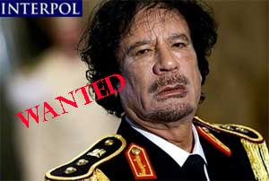 الانتربول يصدر أمر اعتقال بحق القذافي