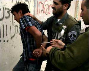 الاحتلال الاسرائيلي يعتقل 7 فلسطينيين في الضفة الغربية الاحتلال الاسرائيلي يعتقل 7 فلسطينيين في الضفة الغربية