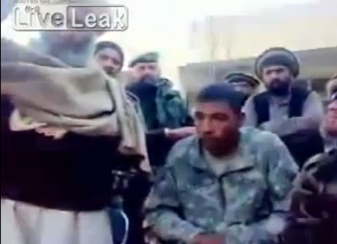 رجل امريكي يعانق الاسلام ودلك في افغانستان