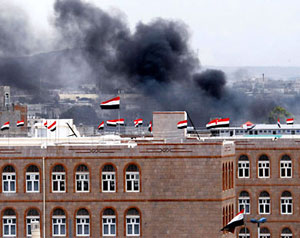 مظاهرات باليمن ومعارك مع أنصار الأحمر  