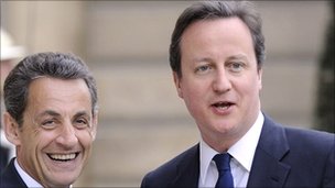 ساركوزي وكاميرون يتفقان على ضرورة القبض على القذافي
