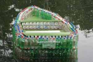 إبحار قارب صيني مصنوع من ألف عبوة بلاستيكية