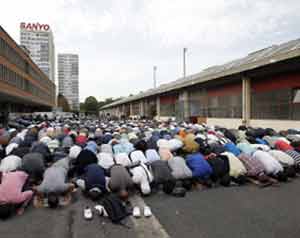 فرنسا تحظر صلاة المسلمين بالشوارع    