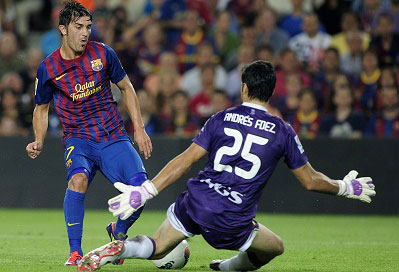 ثلاثية ميسي وثنائية فيا تقودان برشلونة لفوز ساحق على أوساسونا بالدوري الأسباني