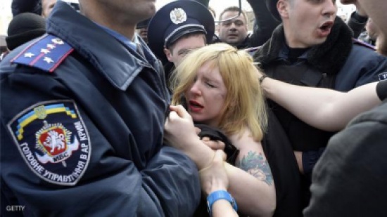 اعتقال فتاتين من "فيمن" تعرتا بجنيف