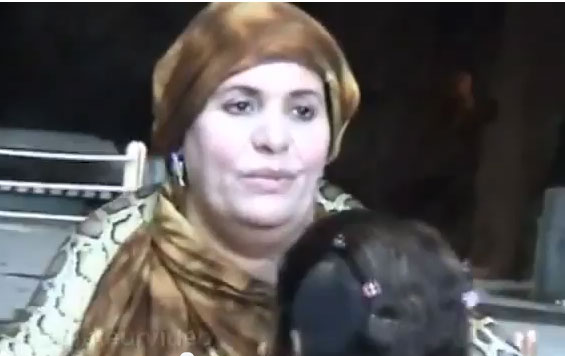 زوجة القذافي تداعب ثعبان