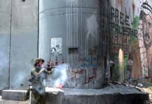 إصابة 20 فلسطينية بحالات اختناق بقنابل الغاز الاسرائيلية 