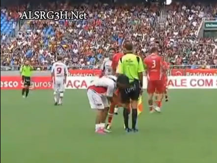 لاعب يشلح حكم المباراة الشورت احتجاج على الحكم