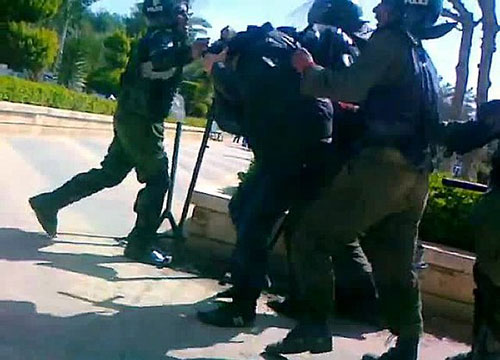 الشبكة السورية لحقوق الانسان : النظام السوري اعتقل 194 الفا خلال الثورة الشبكة السورية لحقوق الانسان : النظام السوري اعتقل 194 الفا خلال الثورة
