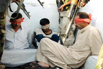 السعودية تحاكم 41 شخصا يشتبه بانتمائهم للقاعدة