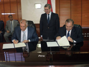 توقيع مذكرة تفاهم لتطوير خدمات مديريات الاراضي بالطفيلة والمفرق  