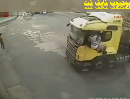 حادث خرج السائق من سيارته الشاحنات 