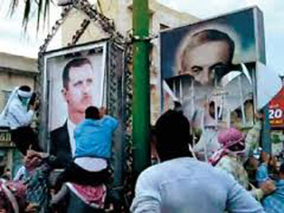 18 قتيلا في سوريا واعتداء على السفير الفرنسي بالبيض والحجارة