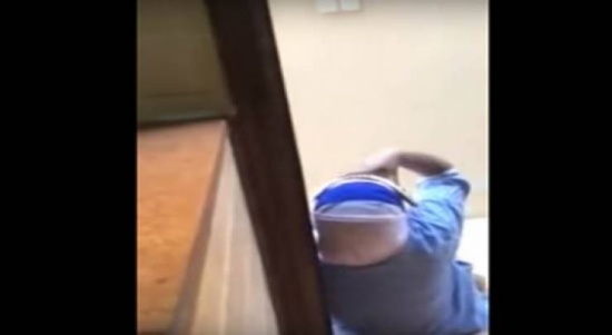 شاهد سيدة خليجية تدخل على خادمتها في المطبخ ..فصعقت بما تفعل!