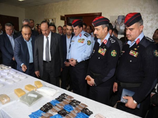 وزير الداخلية ومدير الأمن العام  يزورا إدارتي  البحث الجنائي ومكافحة المخدرات