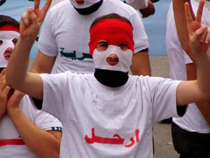 الدبابات تقصف مدينتي حمص والرستن والأمن يواصل استهداف المنشقين