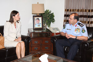 المجالي يلتقي السفيرين الفرنسي والتشيكي والامن العام يحبط محاولة تهريب  ( صور )