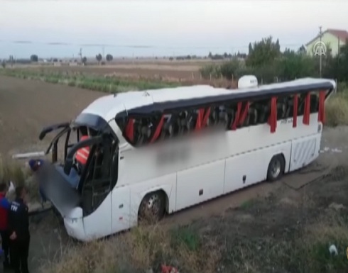 فيديو| حادث مرعب لإنقلاب حافلة تركية يقتل ويُصيب 50 راكباً!