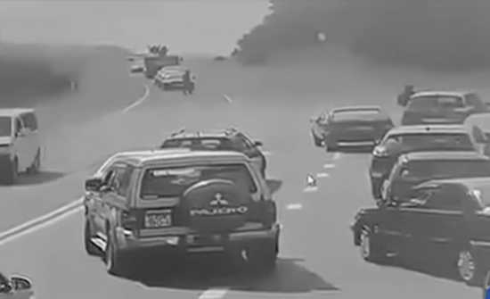 بالفيديو.. خطأ فادح لقائد دبابة يسحق سيارة