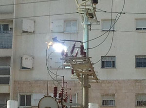 اشتعال النيران في اسلاك عامود كهرباء وسط مدينة عجلون 