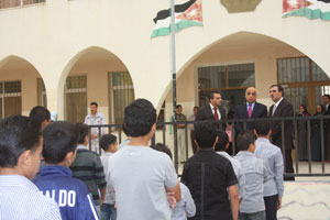 الحنيطي يزور المدرسة النموذجية للجامعة