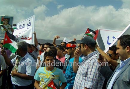 الرواشدة يعتصمون للمرة الثانية ويطالبون بمساواة ابنهم بكل من القضاة وشاهين (صور وفيديو) الرواشدة يعتصمون للمرة الثانية ويطالبون بمساواة ابنهم بكل من القضاة وشاهين (صور وفيديو)