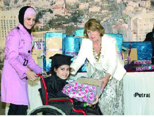 الاميرة ماجدة تسلم الشهادات على المشاركين في دورة الكراسي المتحركة