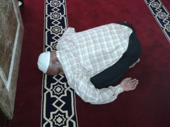 عامل يفارق الحياة ساجداً بأحد المساجد