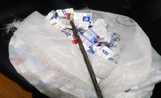 صور : ضبط سارق متلبسا اثناء قيامه بسرقة أحد المحال بعمان