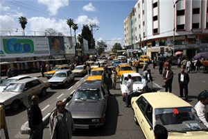 الاصطفاف المزدوج يعيق حركة المرور في المفرق  