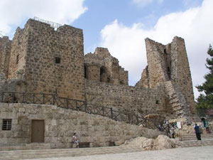 محافظ عجلون يلتقي عددا من وجهاء وشيوخ المدينة 